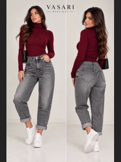 Sweter z golfem z delikatnej dzianiny w kolorze bordowym